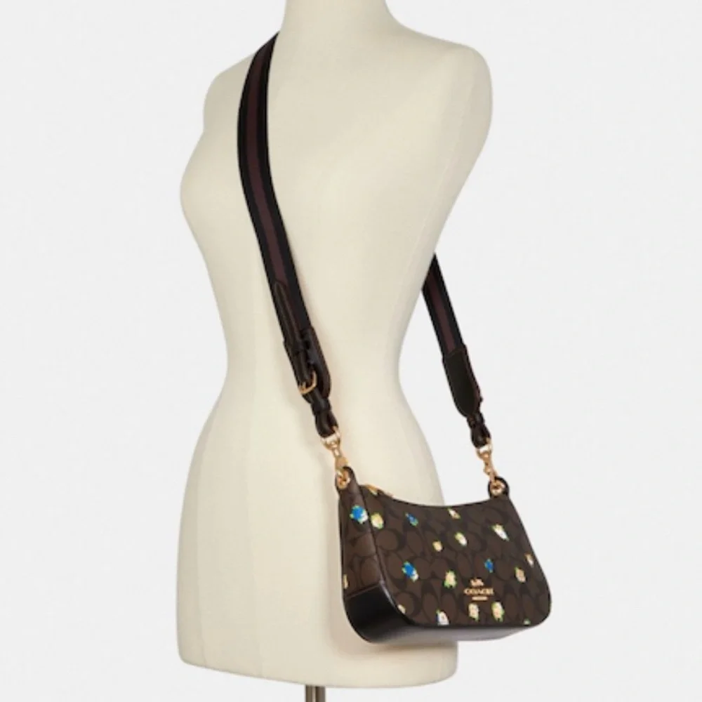 Coach
Jes Baguette In Signature Canvas With Vintage Mini Rose Print - Picture 9 of 10